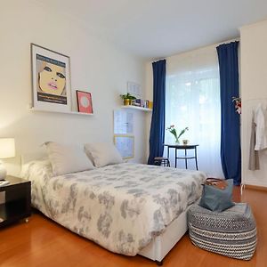 Großes Zimmer mit Kingsize-Bett
